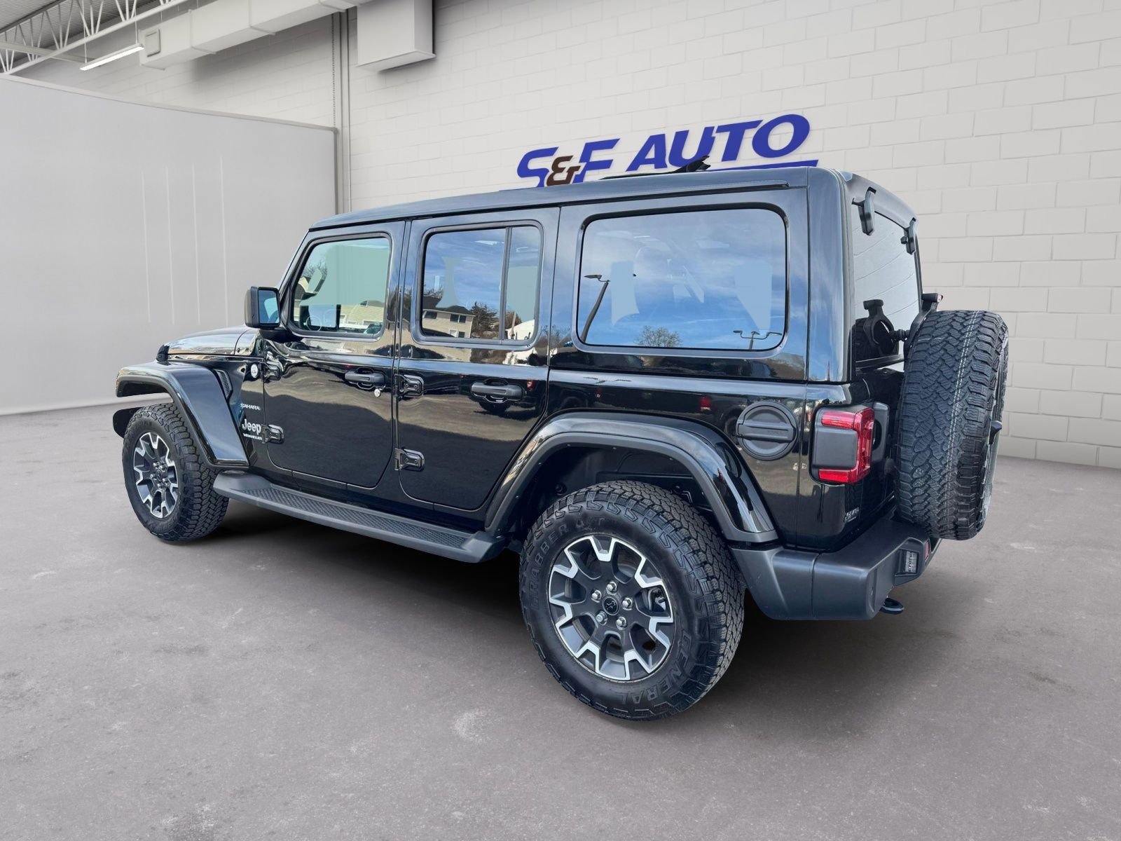 Used 2024 Jeep Wrangler Sahara w/ Technology Group AWD/4WD image 3