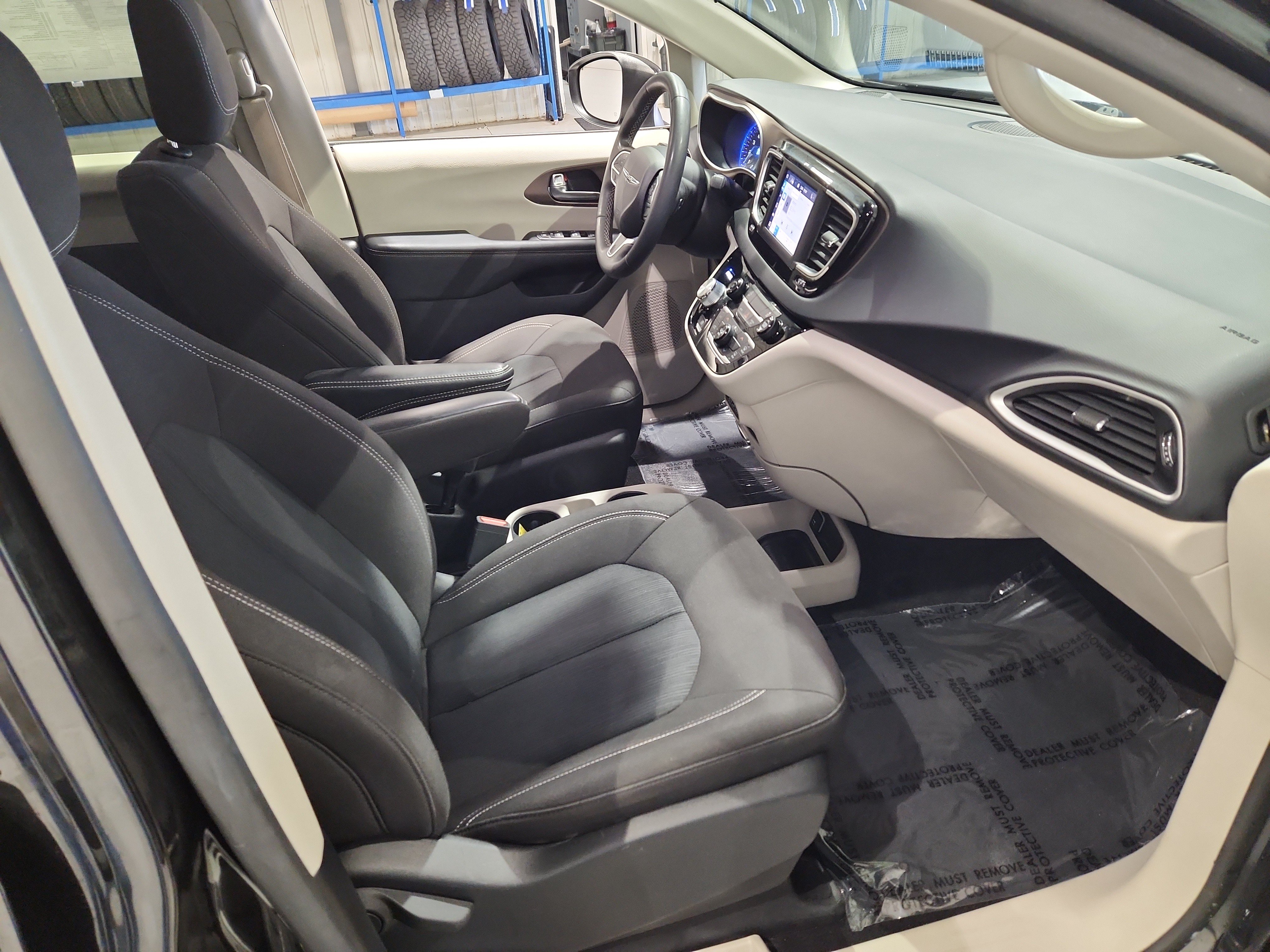 Used 2023 Chrysler Voyager LX FWD image 15