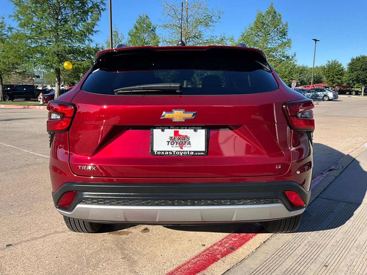Used 2025 Chevrolet Trax LT FWD image 7