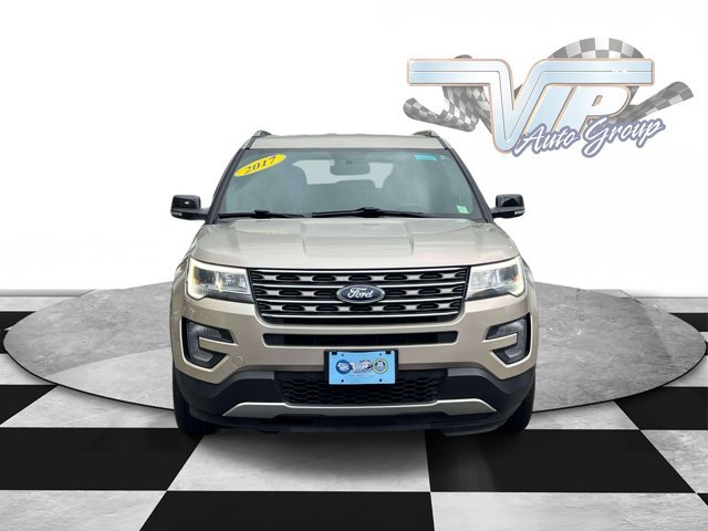 Used 2017 Ford Explorer XLT w/ Equipment Group 201A AWD/4WD image 2