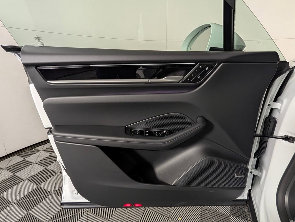 New 2026 Porsche Macan 4 Electric image 25