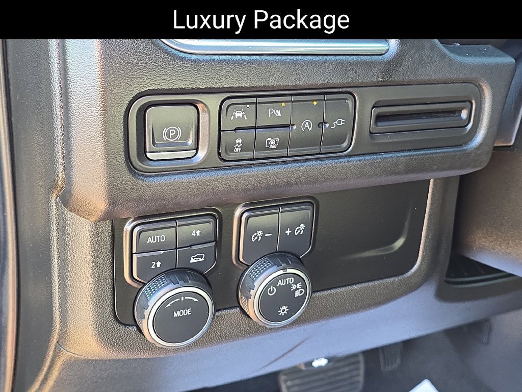 Used 2022 Chevrolet Tahoe LT w/ Luxury Package AWD/4WD image 13