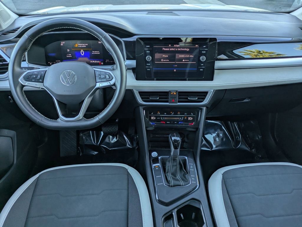 Certified 2025 Volkswagen Taos SE FWD image 15