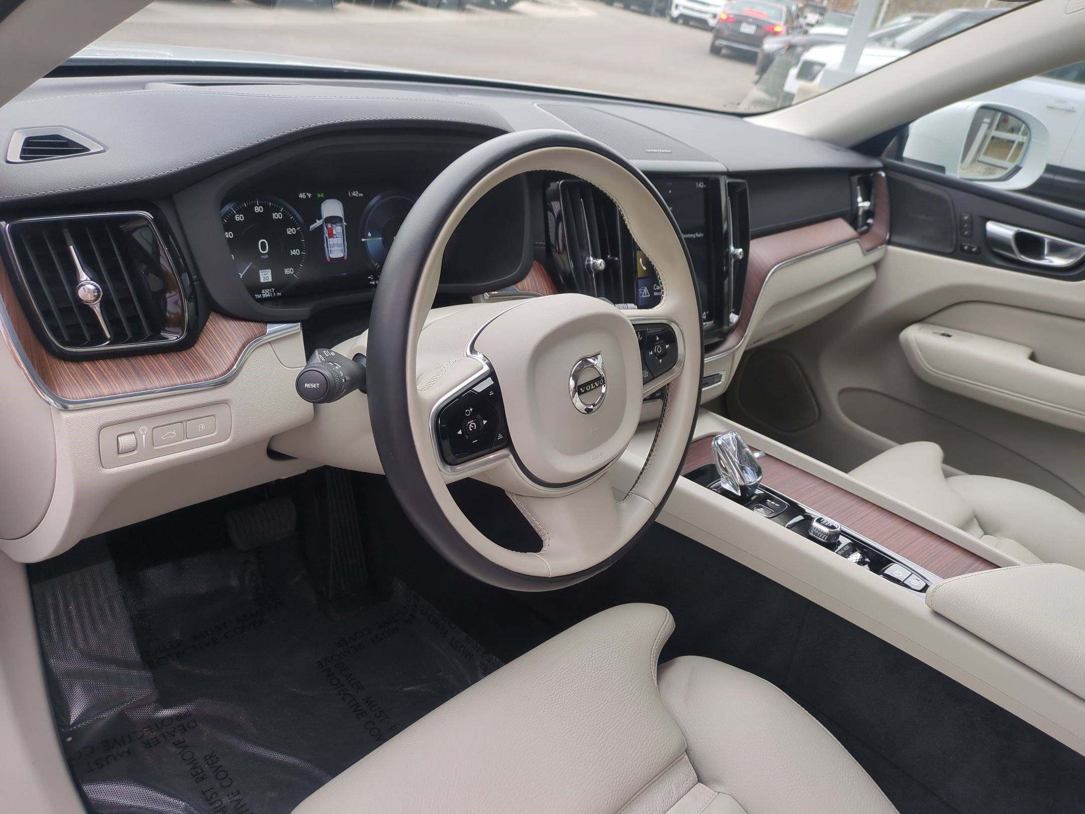 Used 2020 Volvo XC60 T8 Inscription w/ Protection Package Premier image 12