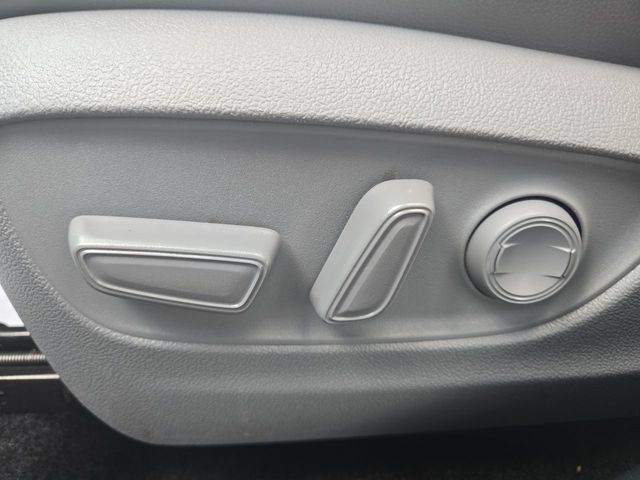 Used 2024 Toyota Highlander XLE AWD/4WD image 12