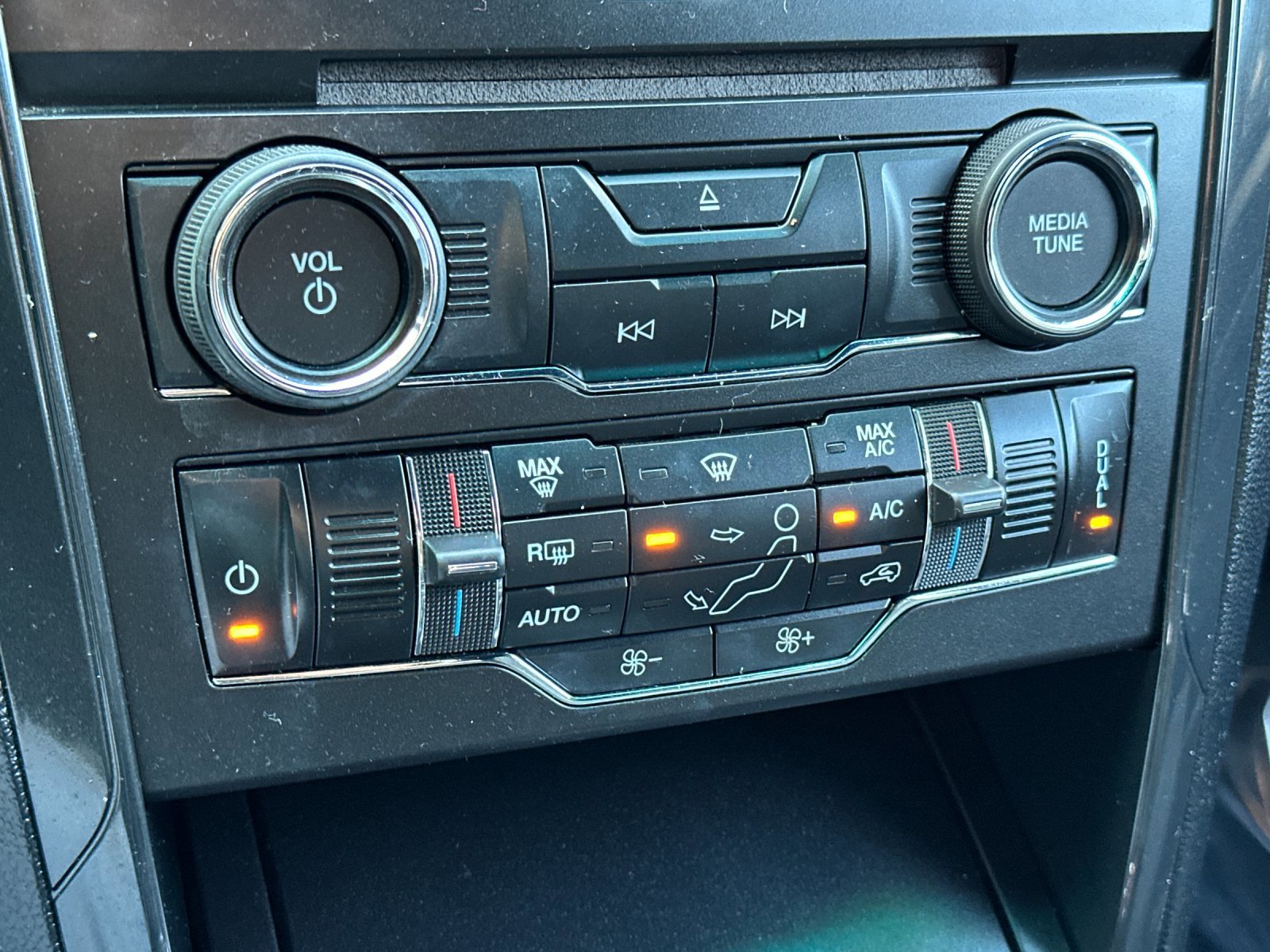 Used 2016 Ford Explorer XLT w/ Equipment Group 201A image 21