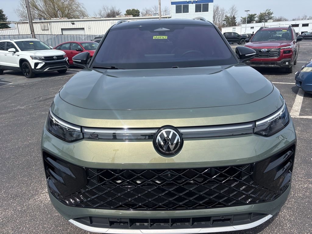 Used 2025 Volkswagen Tiguan SEL R-Line AWD/4WD image 2