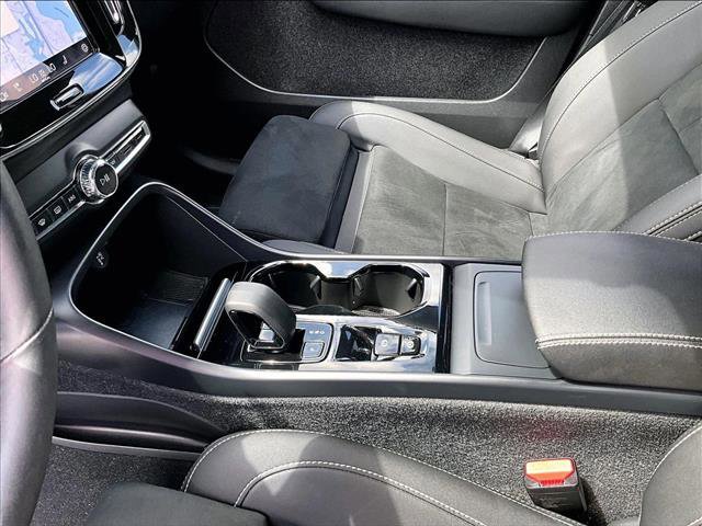 Used 2024 Volvo XC40 B5 Plus AWD/4WD image 15