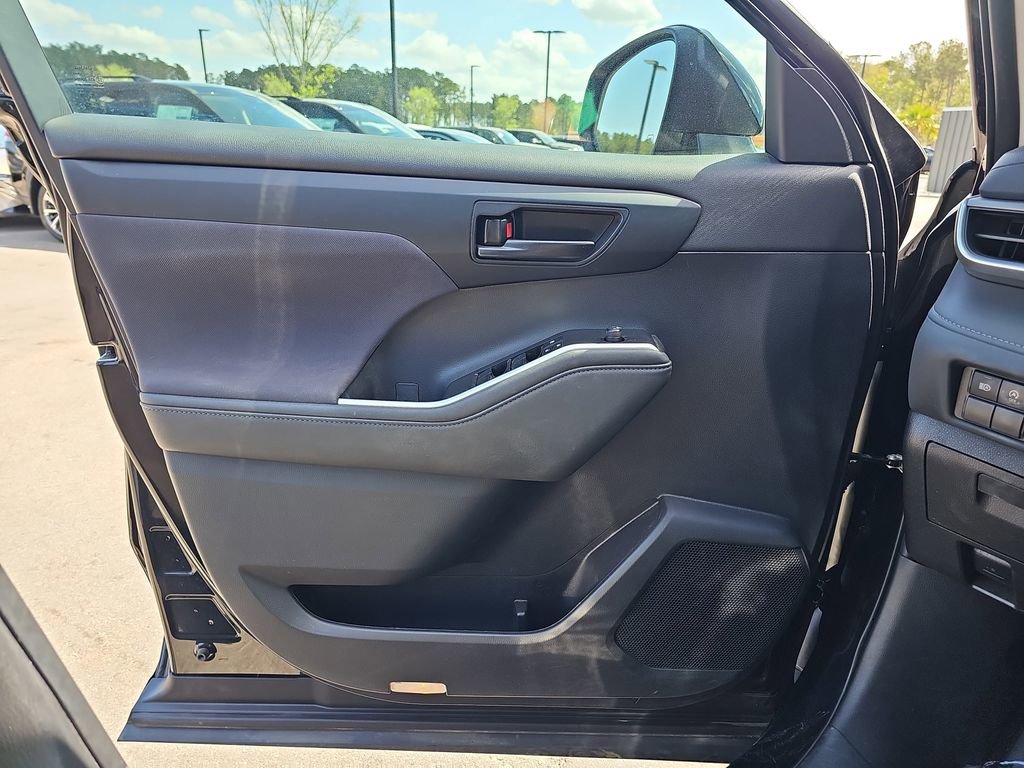 Used 2023 Toyota Highlander L image 31