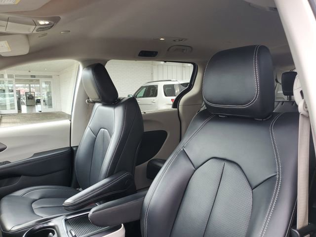 Used 2023 Chrysler Pacifica Touring-L FWD image 5