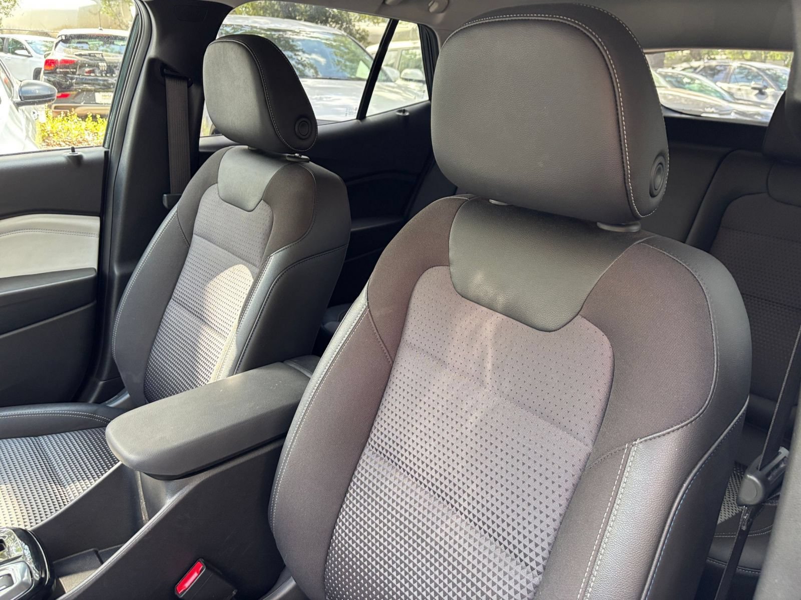 Used 2025 Chevrolet Trax LT FWD image 35