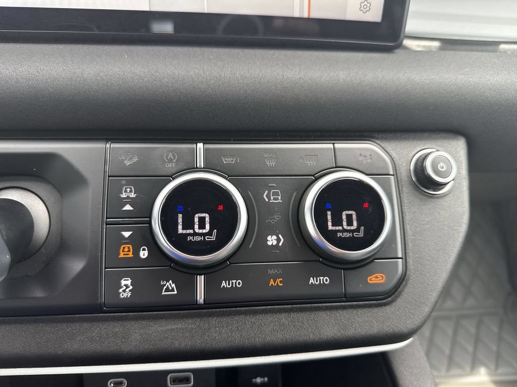 Used 2023 Land Rover Defender 90 X-Dynamic SE AWD/4WD image 30