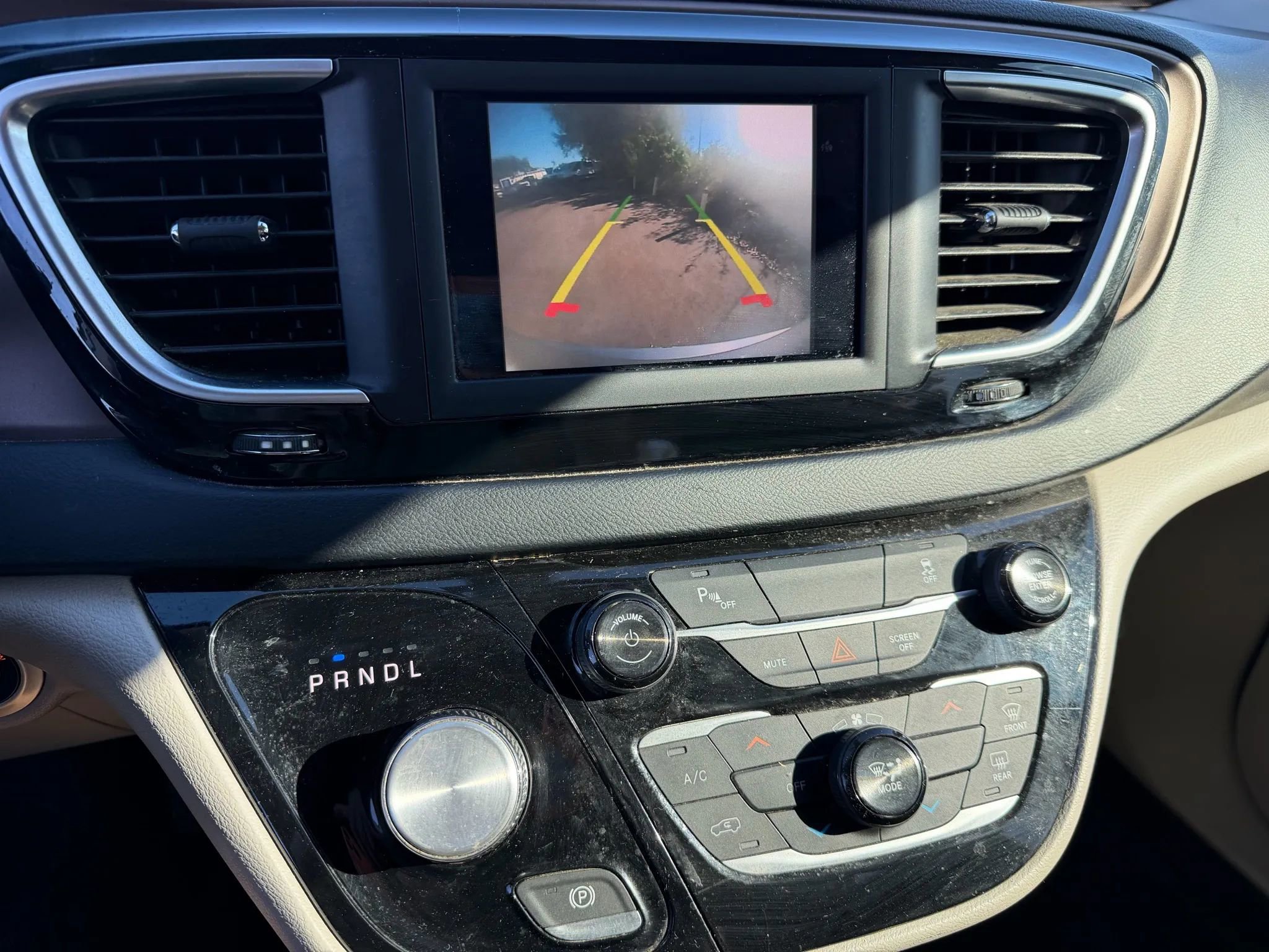 Used 2018 Chrysler Pacifica L image 18