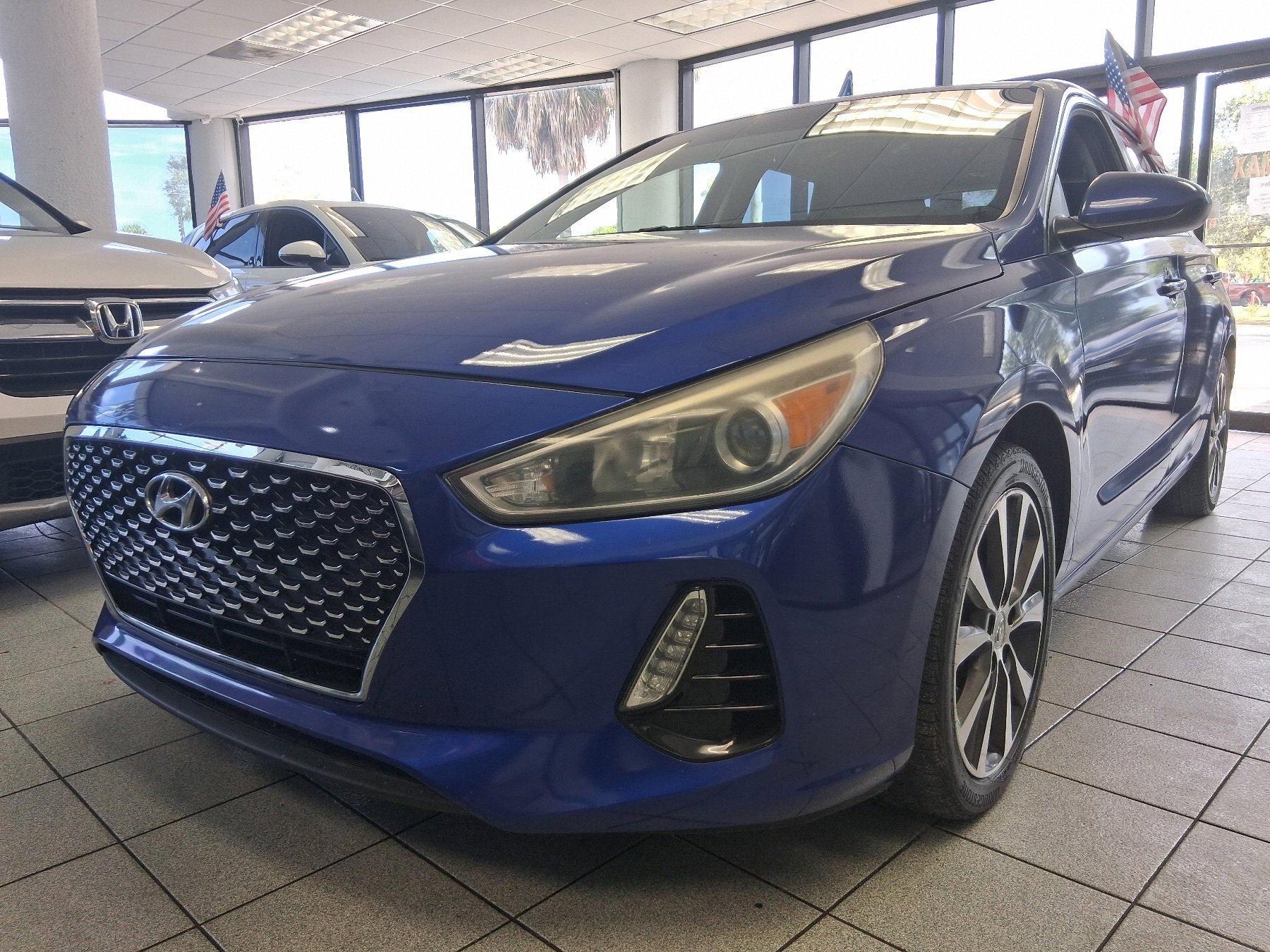 Used 2019 Hyundai Elantra GT FWD image 2