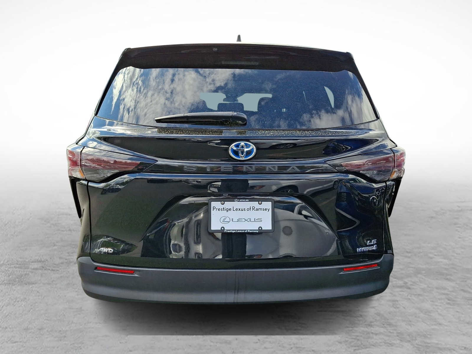 Used 2023 Toyota Sienna LE AWD/4WD image 3