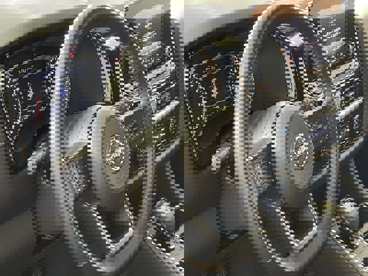 Used 2025 Nissan Pathfinder SV image 13