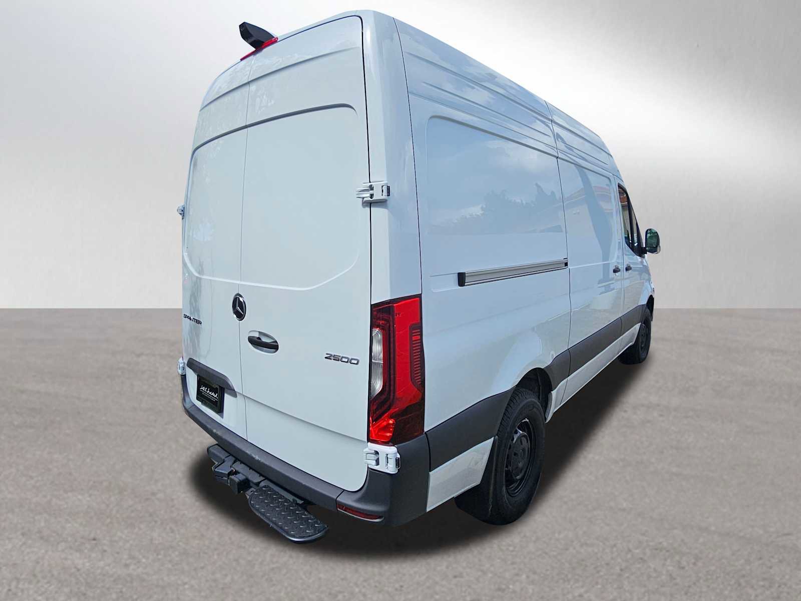Used 2025 Mercedes-Benz Sprinter 2500 image 3