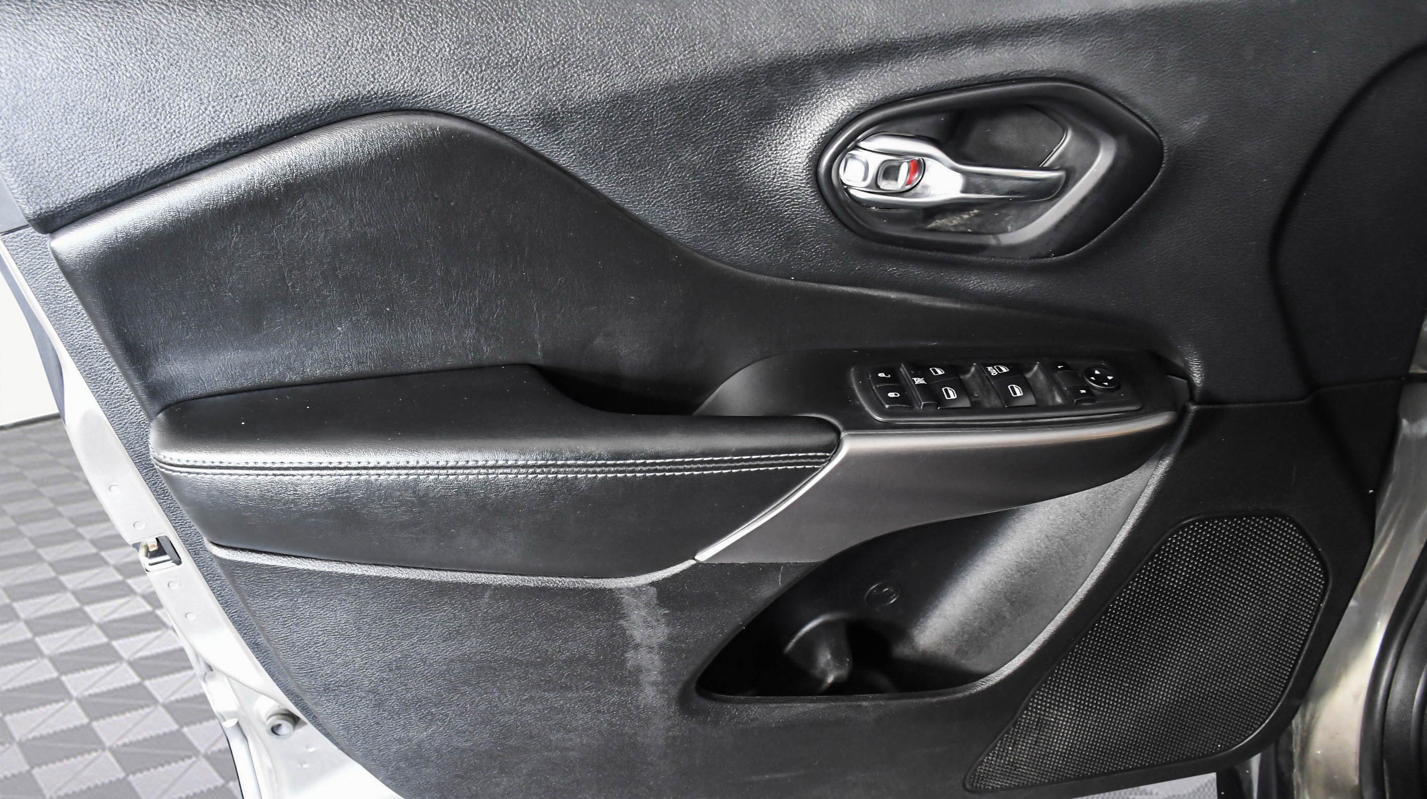 Used 2019 Jeep Cherokee Latitude w/ Popular Appearance Group image 20