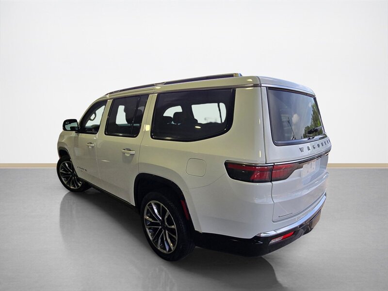 Used 2023 Jeep Wagoneer Series III w/ Premium Group I AWD/4WD image 6
