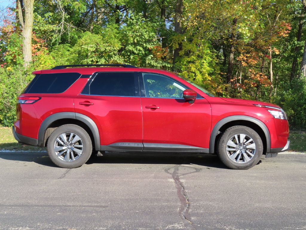 Used 2024 Nissan Pathfinder SV AWD/4WD image 2