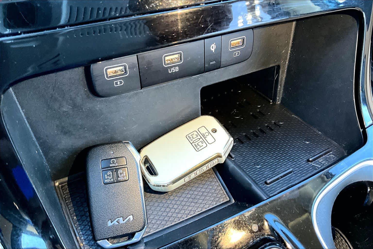 Used 2024 Kia Carnival EX FWD image 15