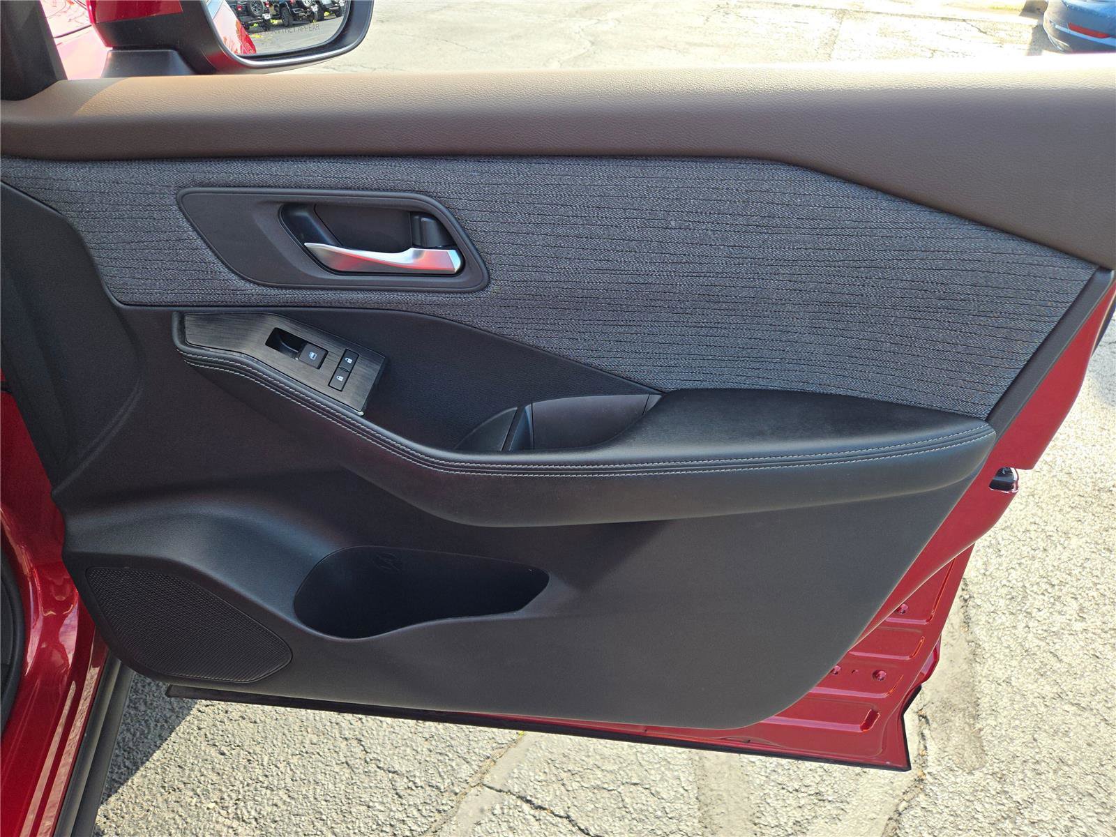 Used 2023 Nissan Rogue SV image 6