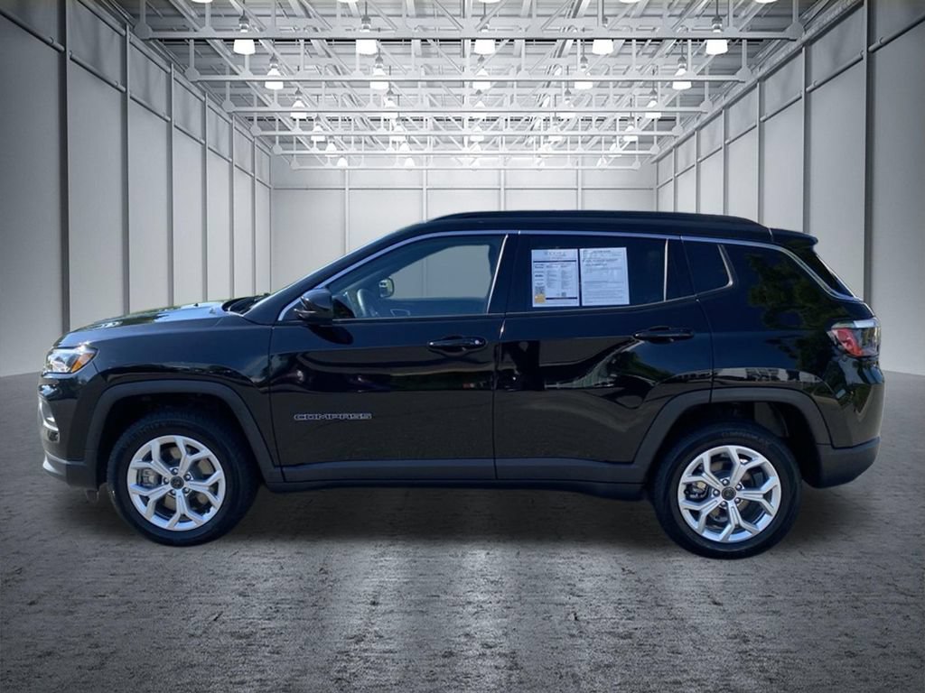 Used 2025 Jeep Compass Latitude w/ Sun & Sound Group AWD/4WD image 10