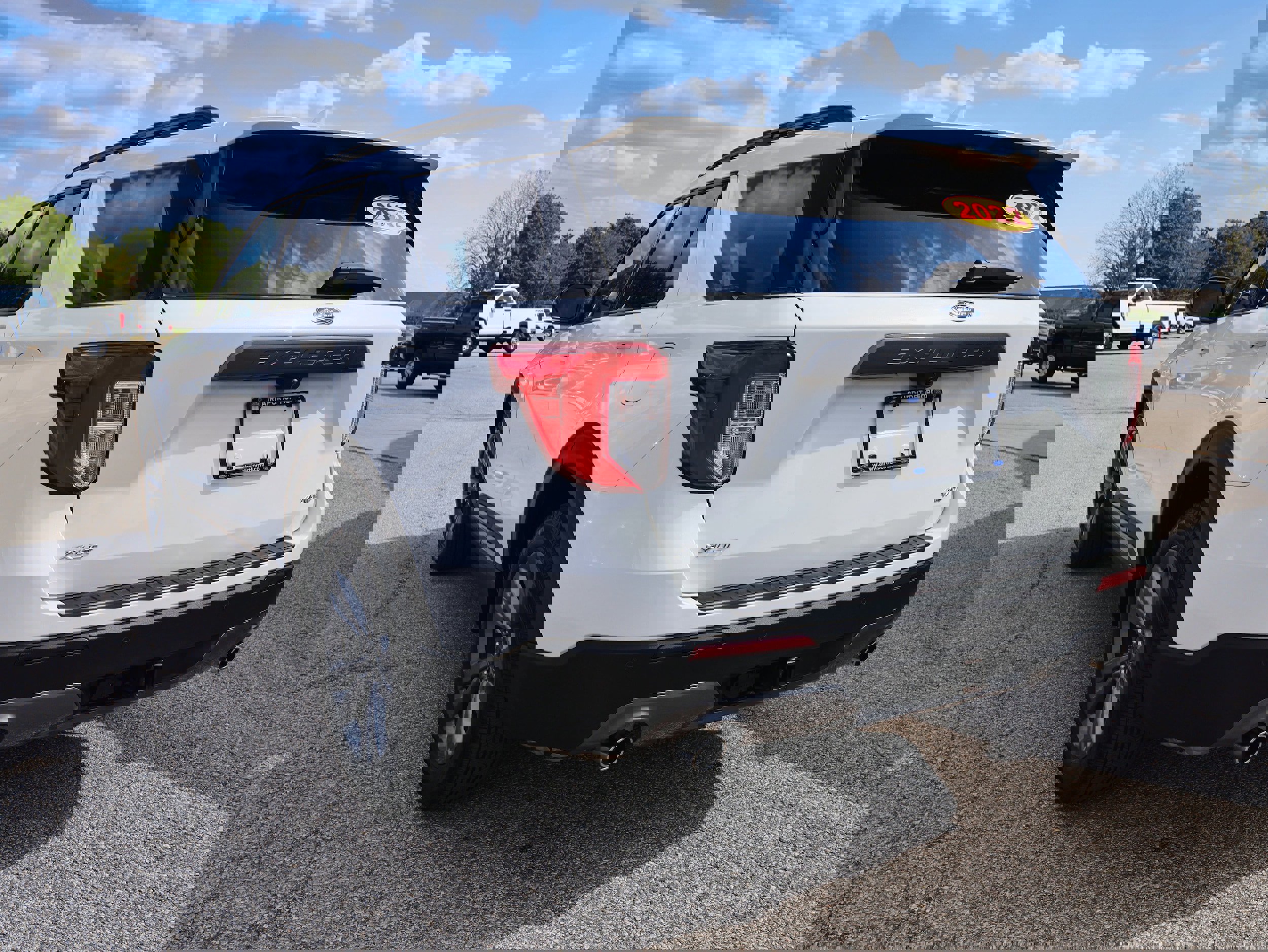 Used 2022 Ford Explorer XLT w/ Equipment Group 202A image 3