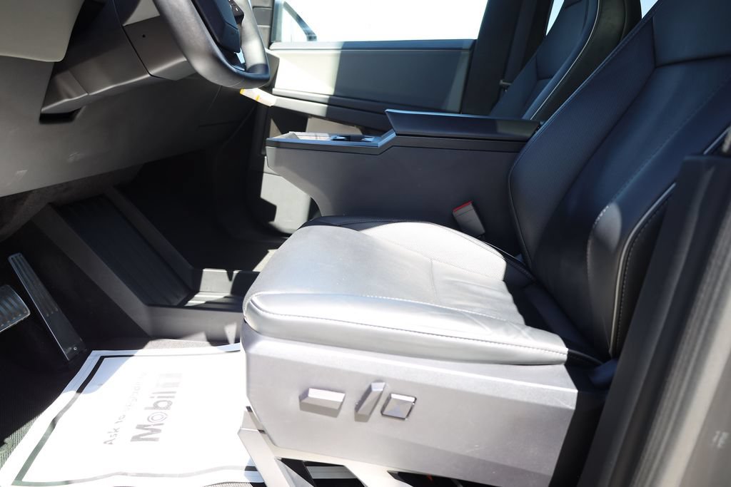 Used 2025 Tesla Cybertruck AWD Crew Cab image 11