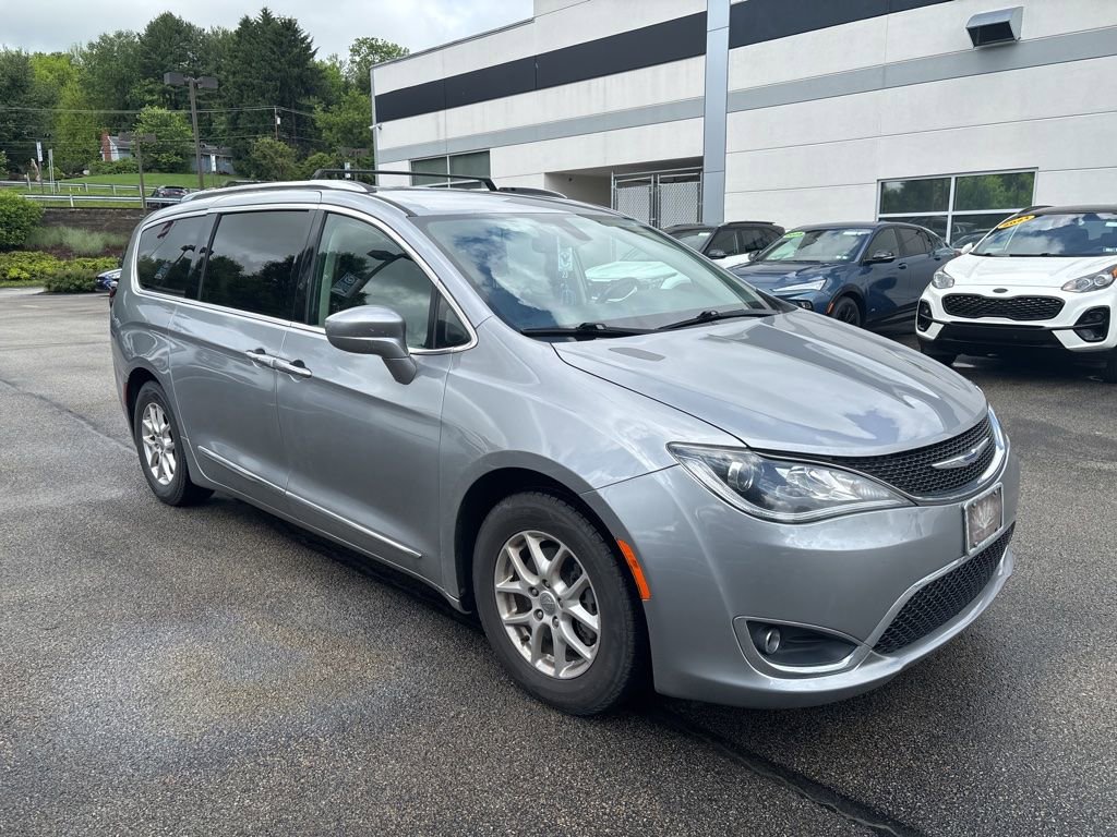 Used 2020 Chrysler Pacifica Touring-L FWD image 1