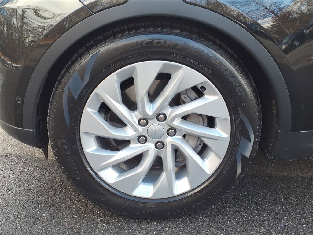 Certified 2025 Land Rover Discovery S image 9