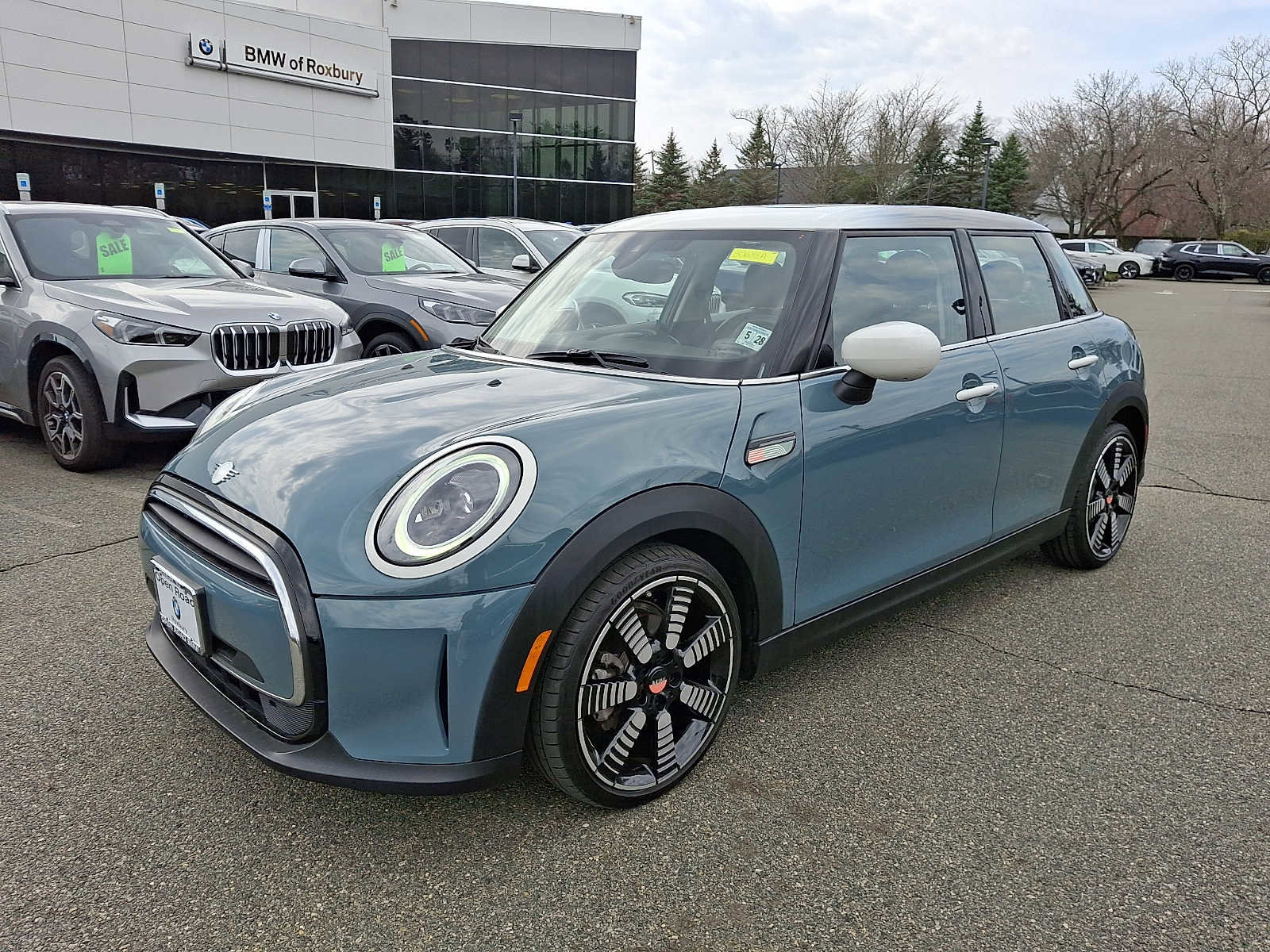 Used 2023 MINI Cooper 4-Door Hardtop w/ Multitone Edition image 3