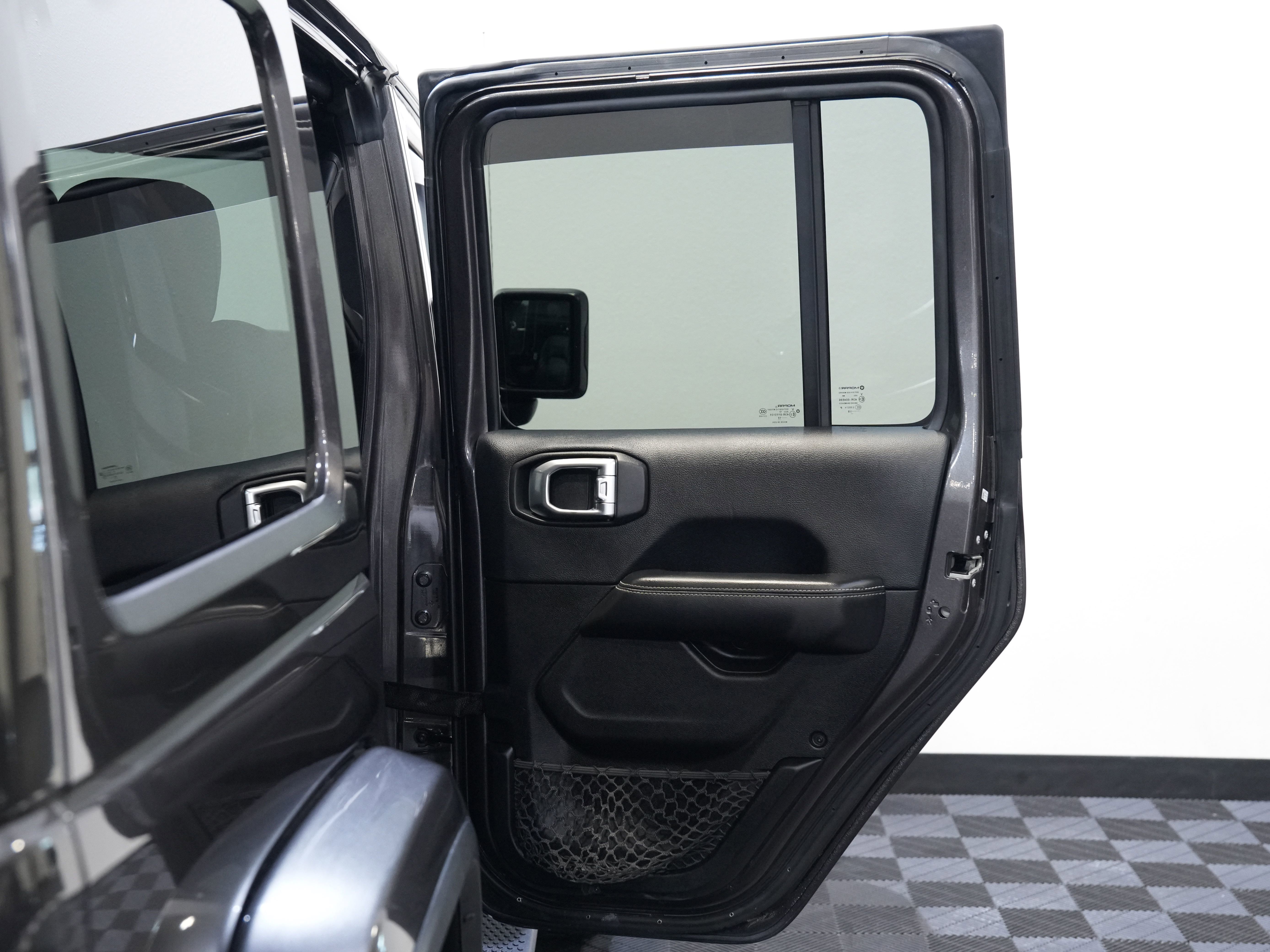 Used 2018 Jeep Wrangler Unlimited Sahara w/ Safety Group AWD/4WD image 26