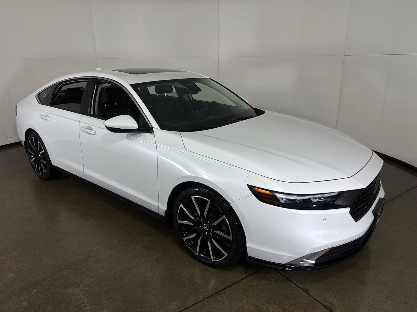 Used 2023 Honda Accord Touring image 9