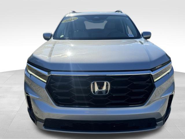 Used 2025 Honda Pilot Touring image 2