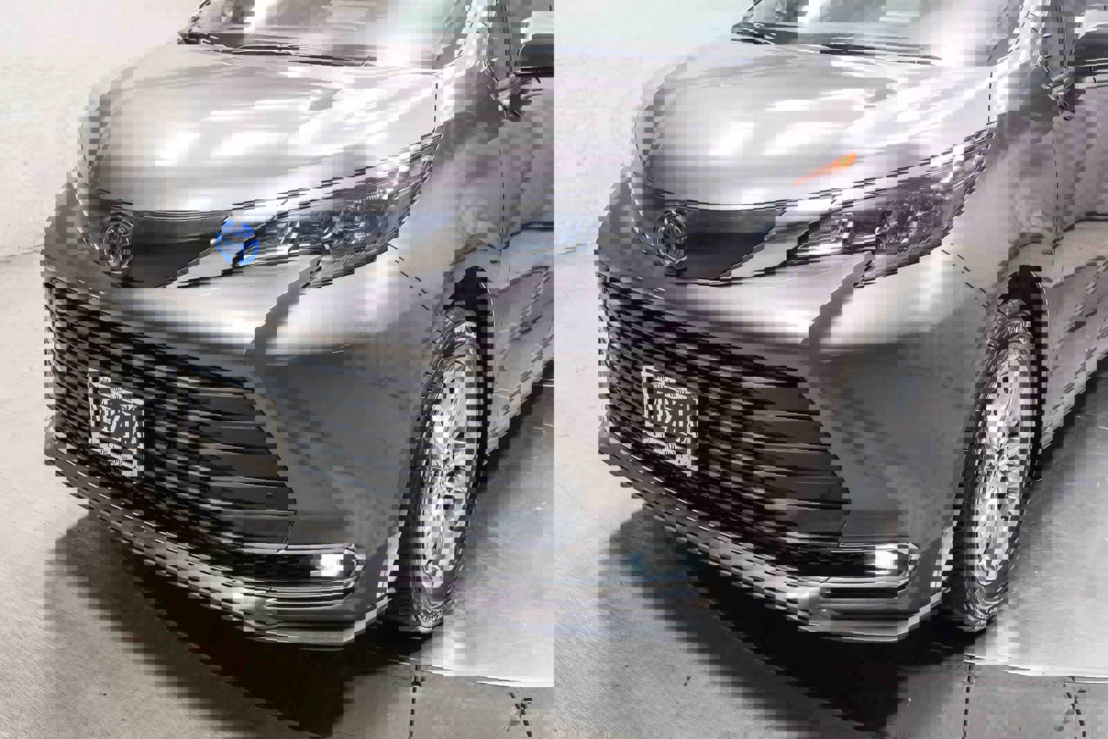 Used 2024 Toyota Sienna XLE w/ XLE Plus Package image 11