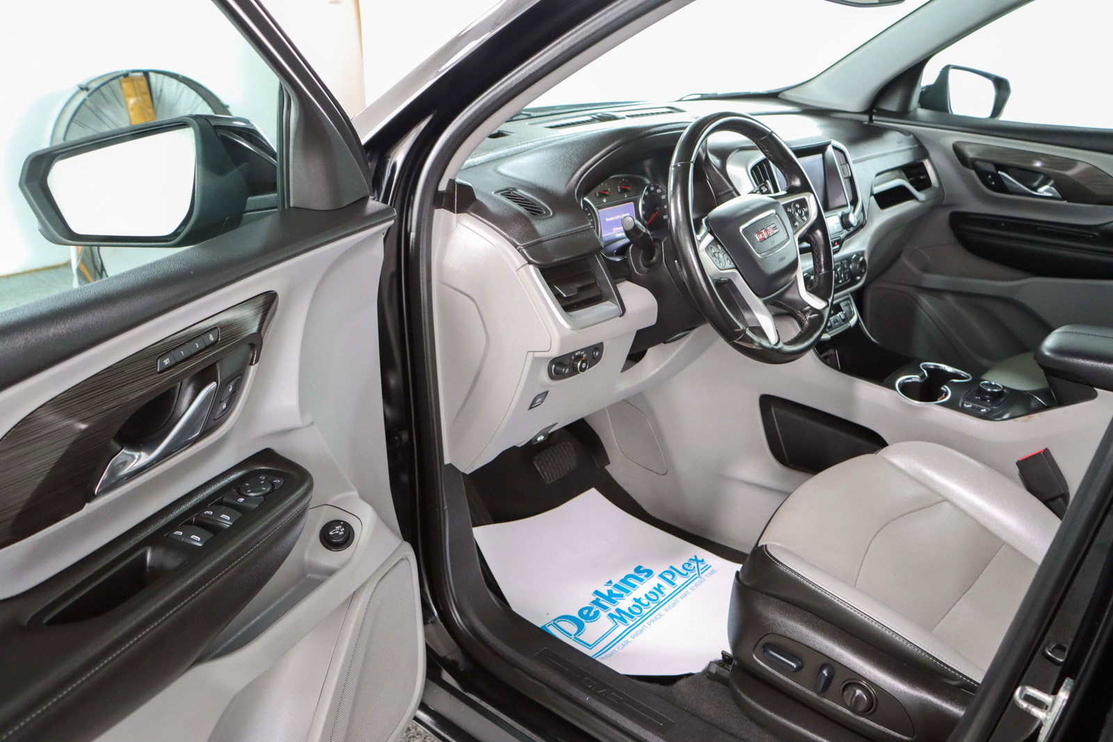 Used 2023 GMC Terrain SLT image 3