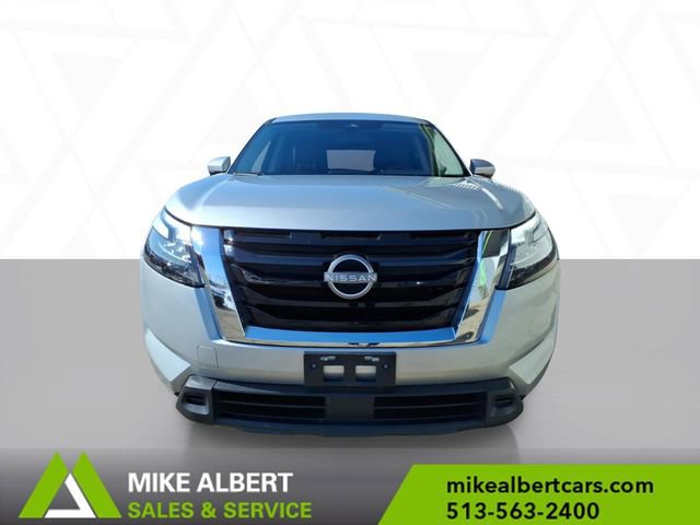 Used 2023 Nissan Pathfinder SV image 2