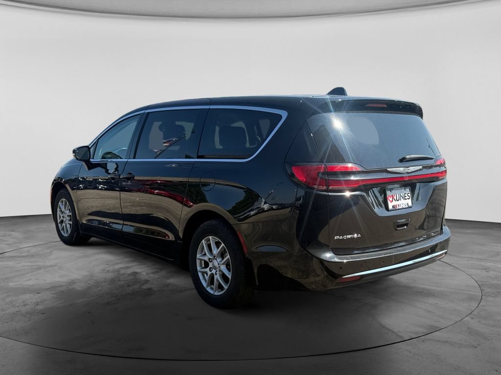 Used 2024 Chrysler Pacifica Touring-L FWD image 7