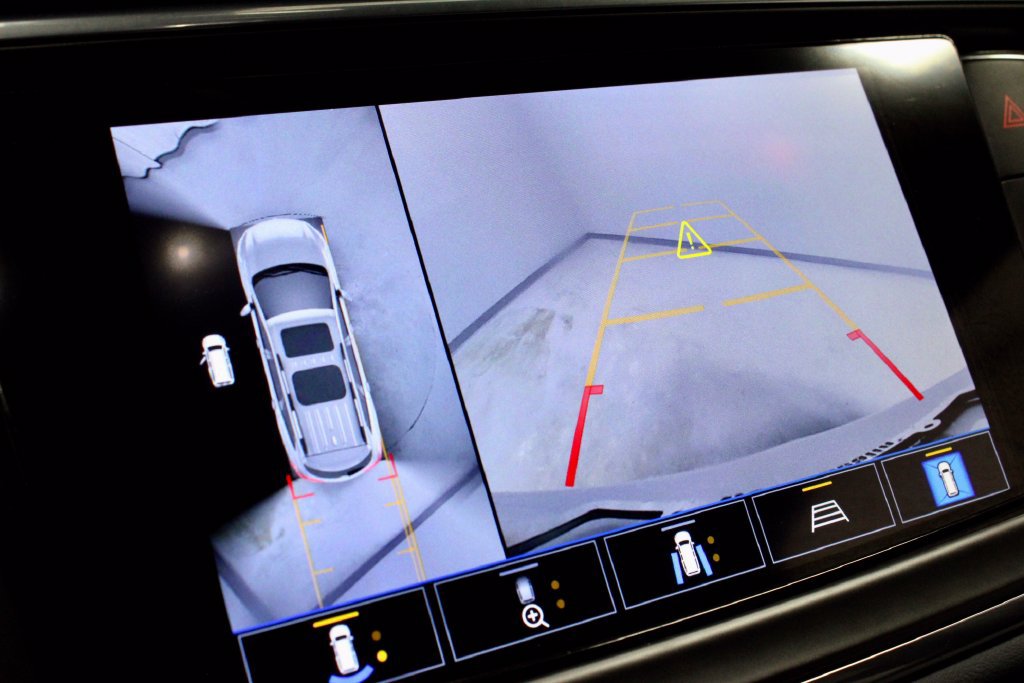 Used 2024 Buick Enclave Premium AWD/4WD image 2