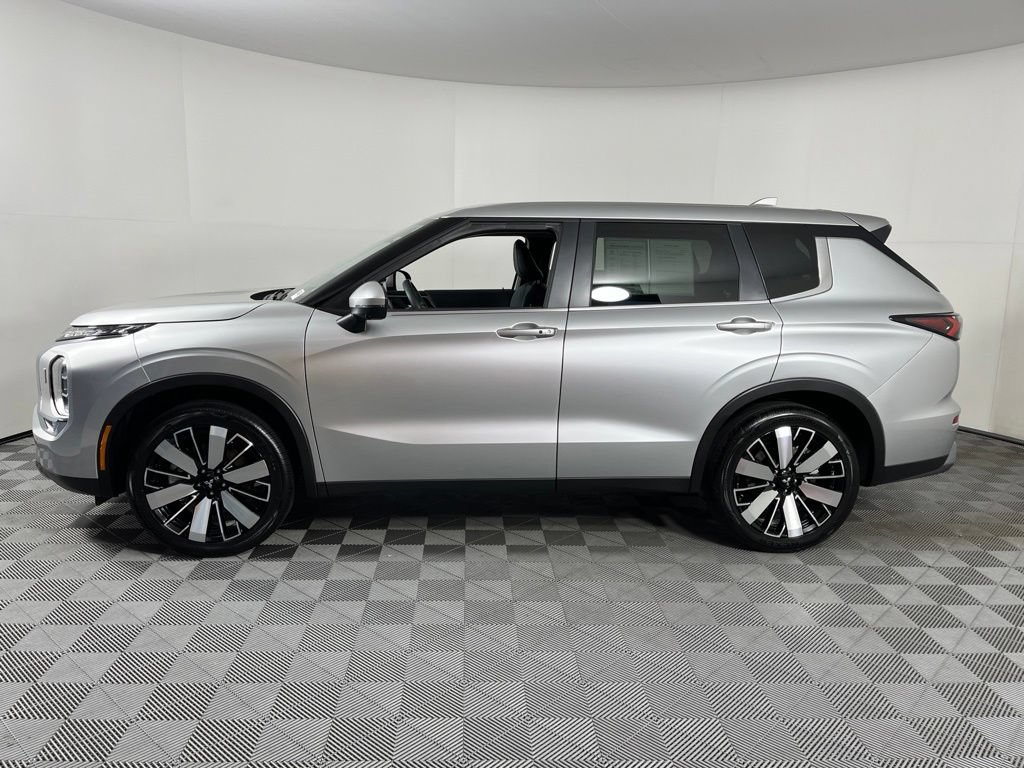 Used 2025 Mitsubishi Outlander SE AWD/4WD image 4