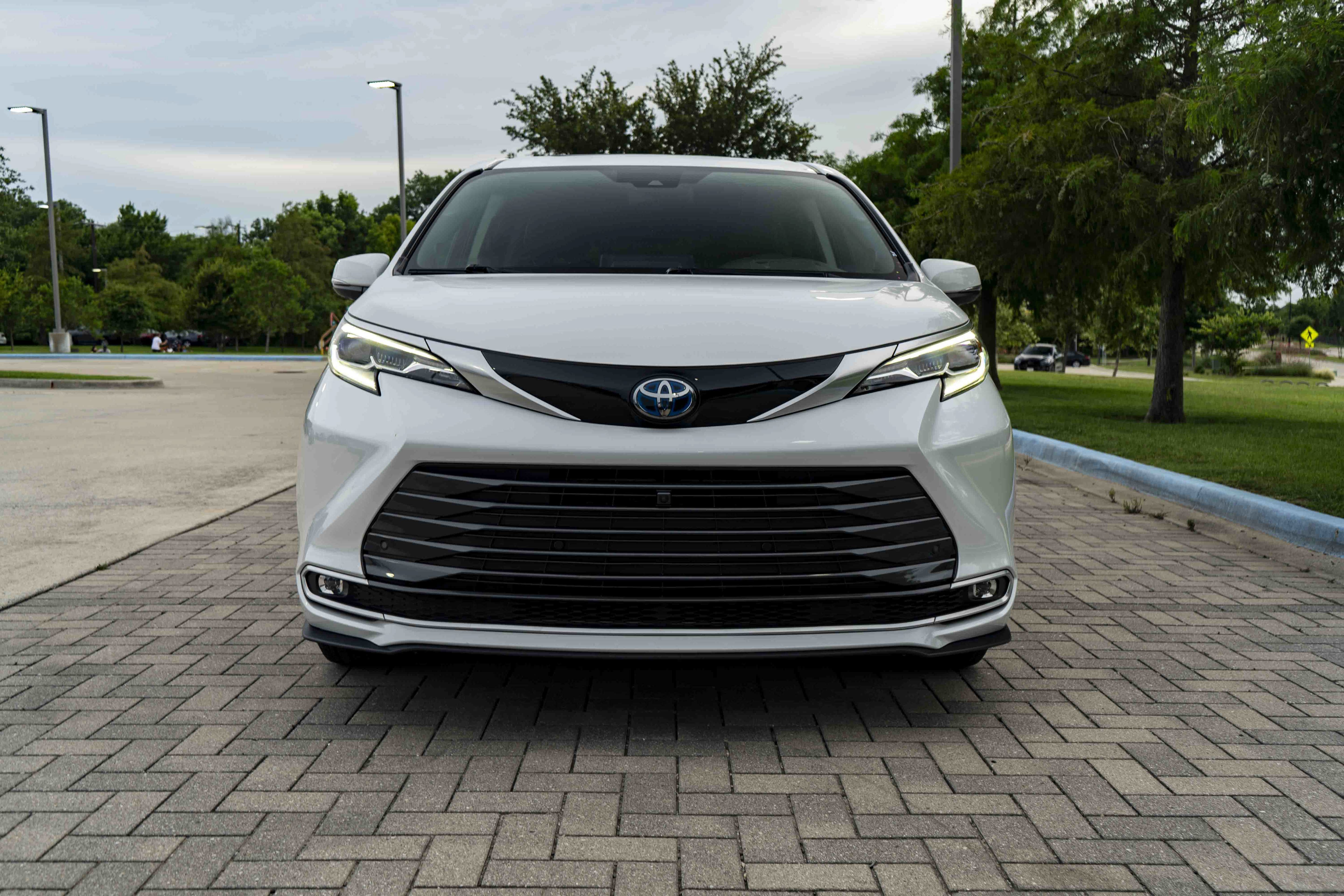 Used 2024 Toyota Sienna Platinum FWD image 3