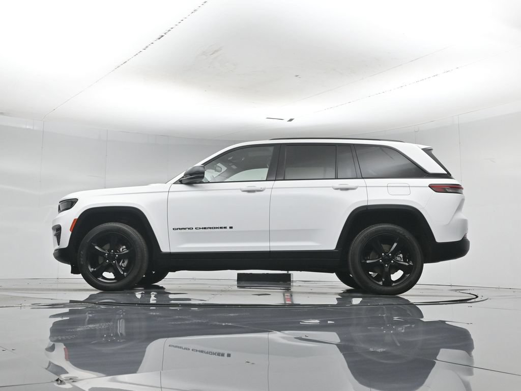Used 2023 Jeep Grand Cherokee Laredo AWD/4WD image 55
