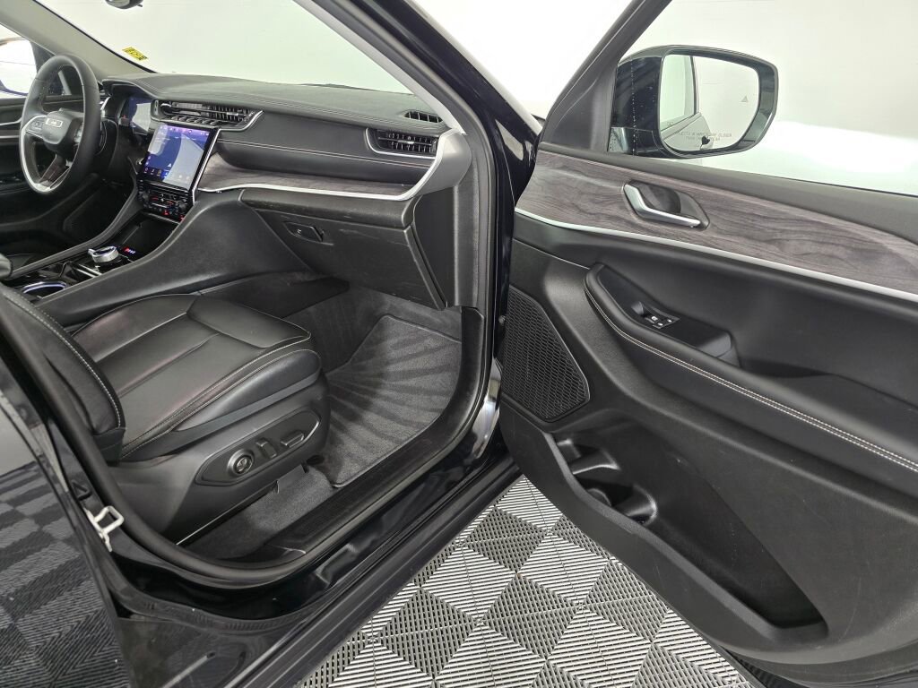 Used 2023 Jeep Grand Cherokee Limited w/ Black Appearance Package image 40