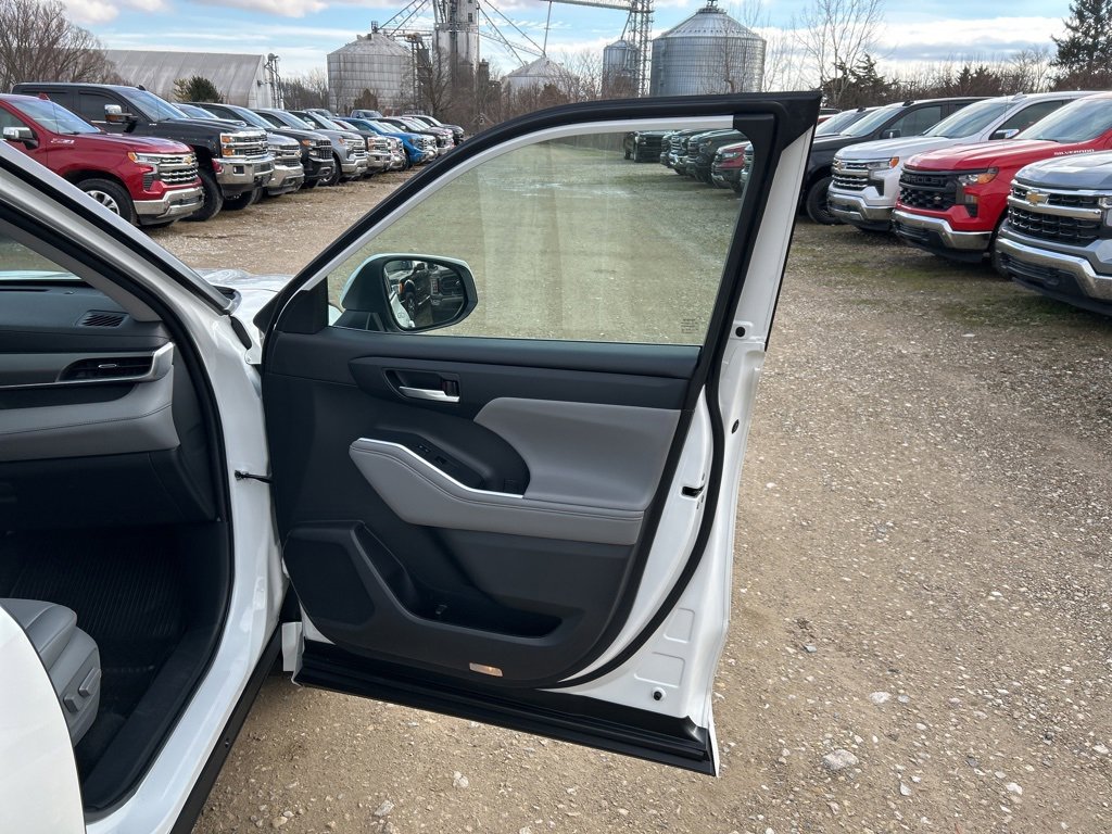 Used 2022 Toyota Highlander XLE image 25