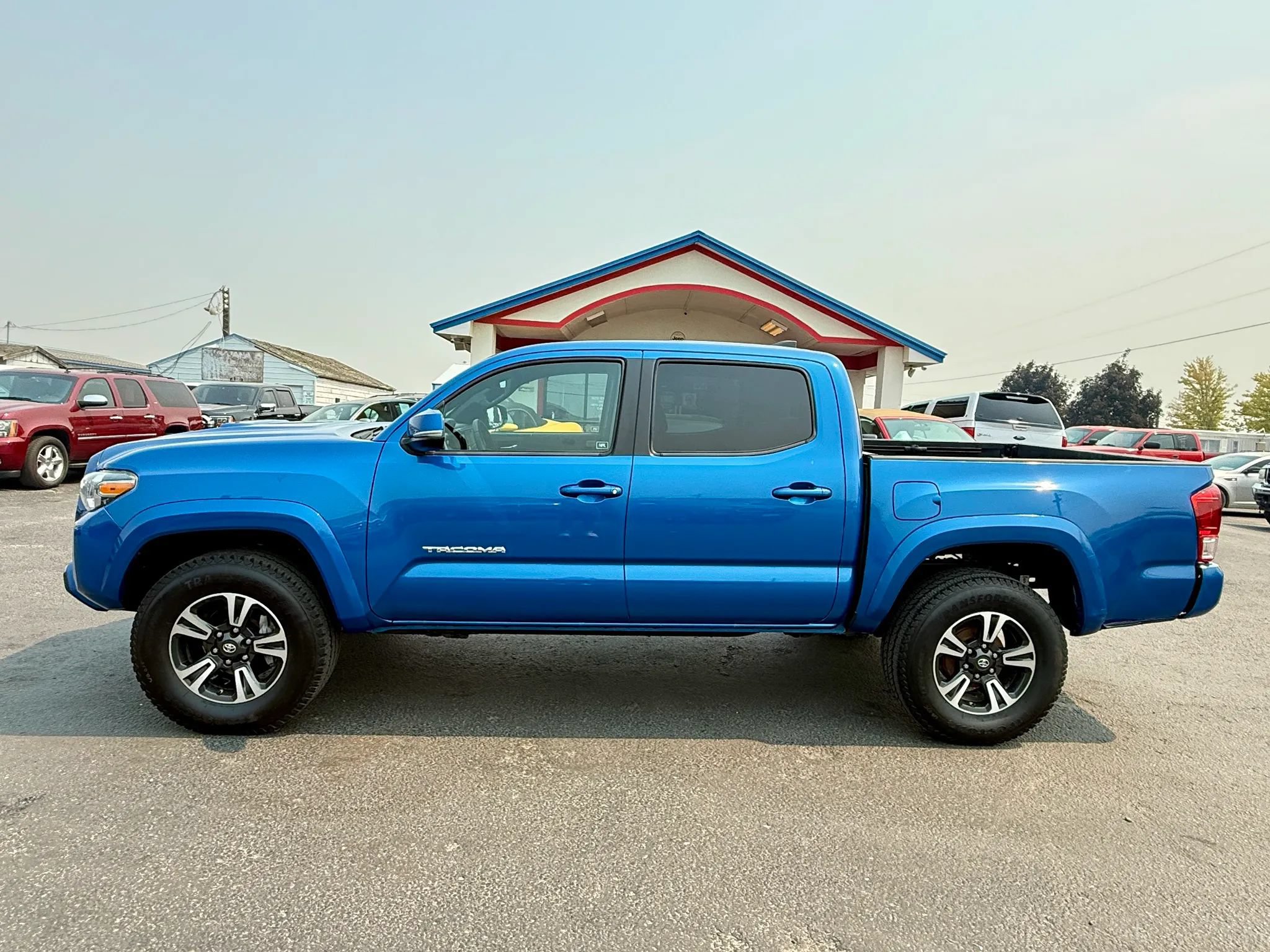 Used 2016 Toyota Tacoma TRD Sport w/ Premium & Technology Package AWD/4WD image 2