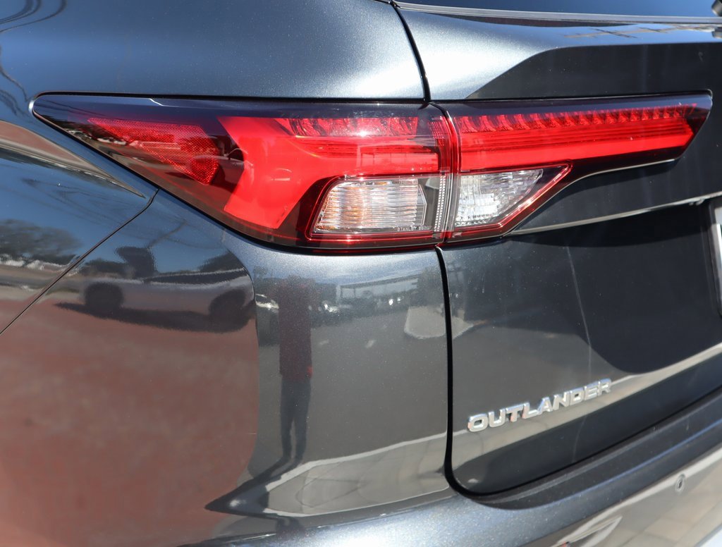 Used 2024 Mitsubishi Outlander SE Black Edition image 14