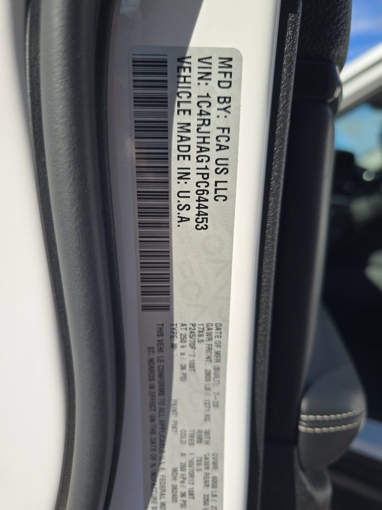 Used 2023 Jeep Grand Cherokee Laredo image 27