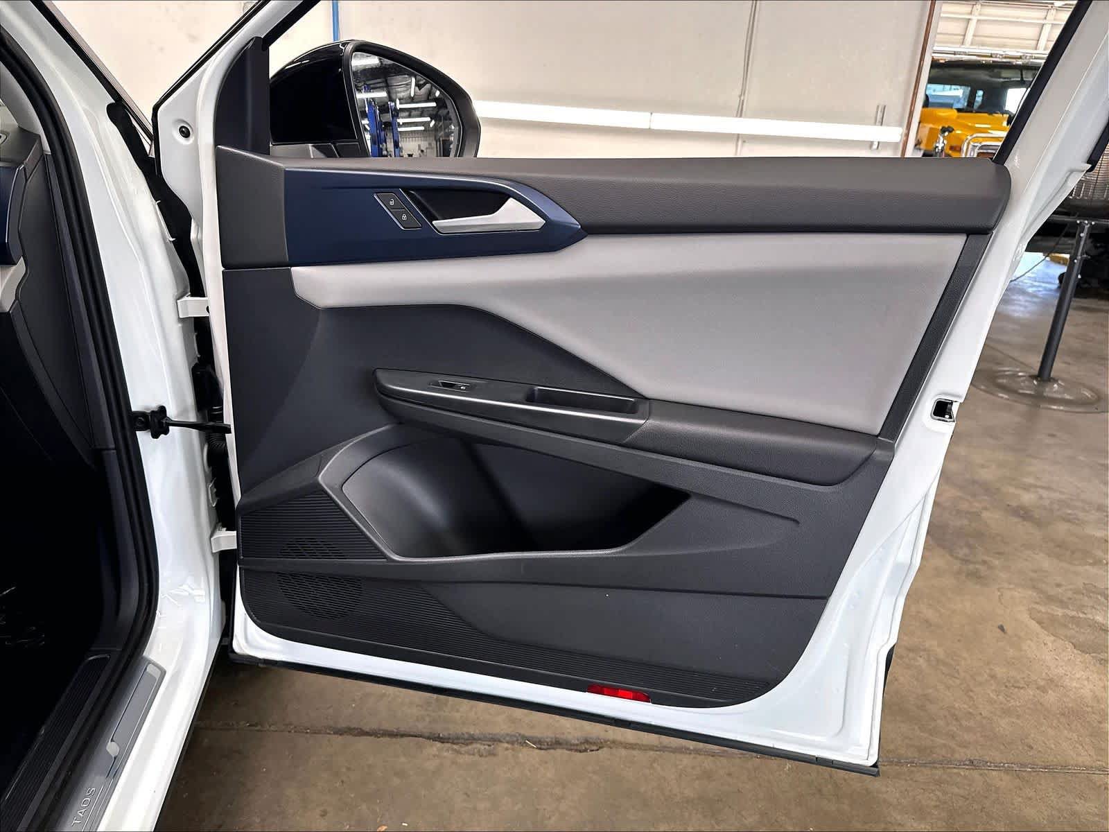 Used 2023 Volkswagen Taos SE w/ Panoramic Sunroof Package FWD image 31