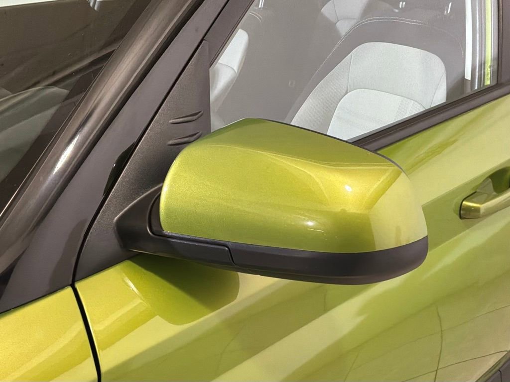 Used 2021 Hyundai Venue SEL image 25